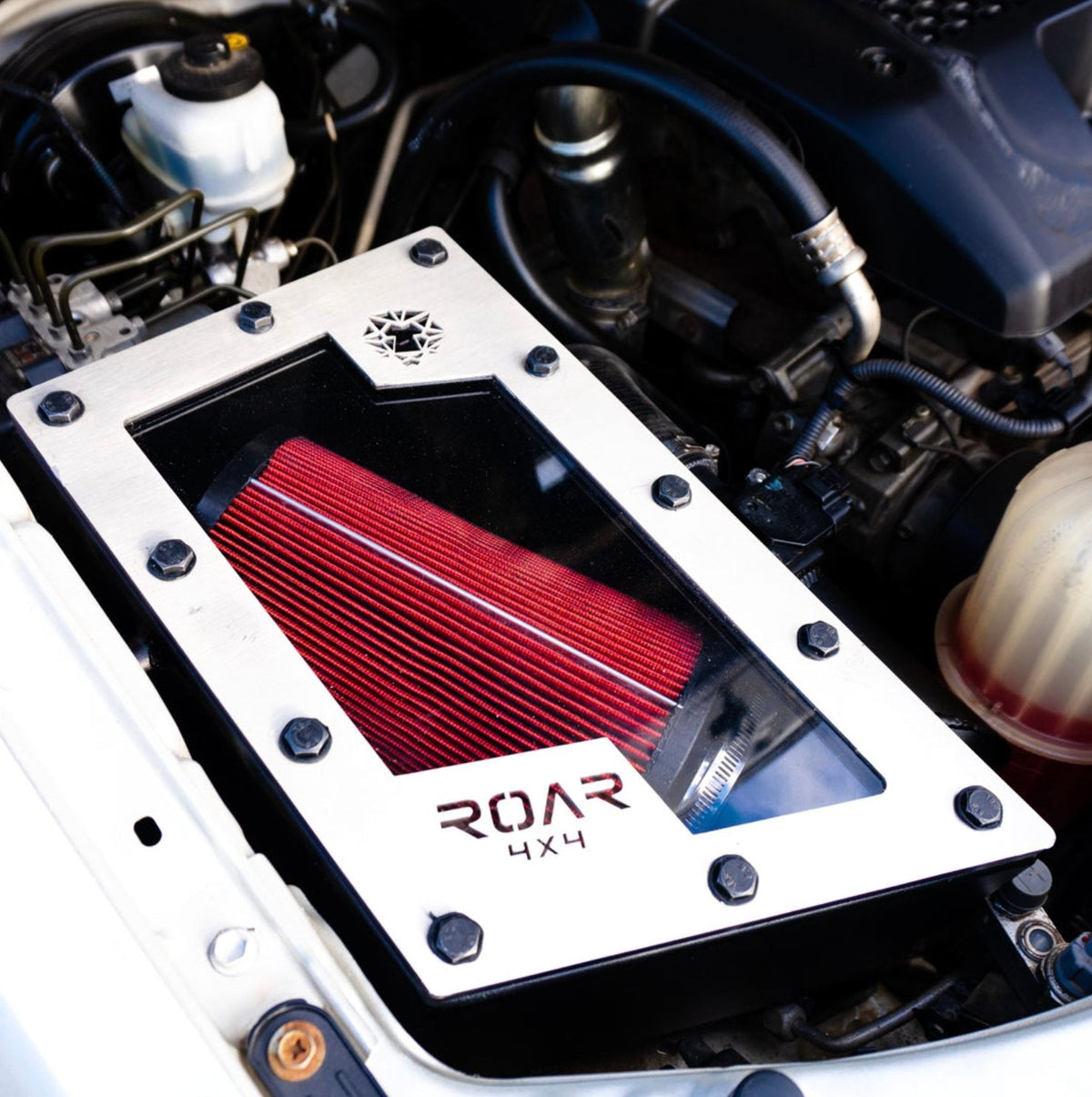 Roar 4x4 aluminium airbox — clear lid, ROAR logo frame, red pleated filter